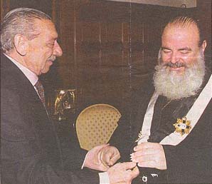 L'Archevêque d'Athènes et de toute la Grèce est fait Grand Croix de l'Ordre.
